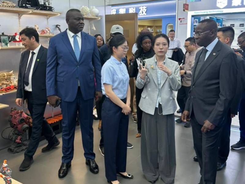 À Yiwu, Augustin Kibassa Maliba explore les innovations du Centre global de commerce numérique.