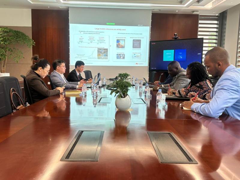 Économie Numérique : Augustin Kibassa Maliba pose les bases d’un partenariat stratégique avec Huawei pour la formation en intelligence artificielle.