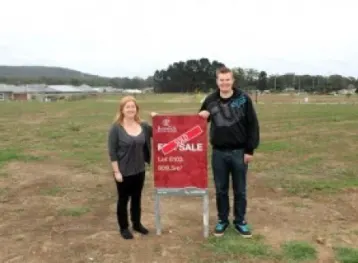 Young couple make recent land release a sell out FocusFillWzQ1MCwzMzAsIngiLDIyXQ