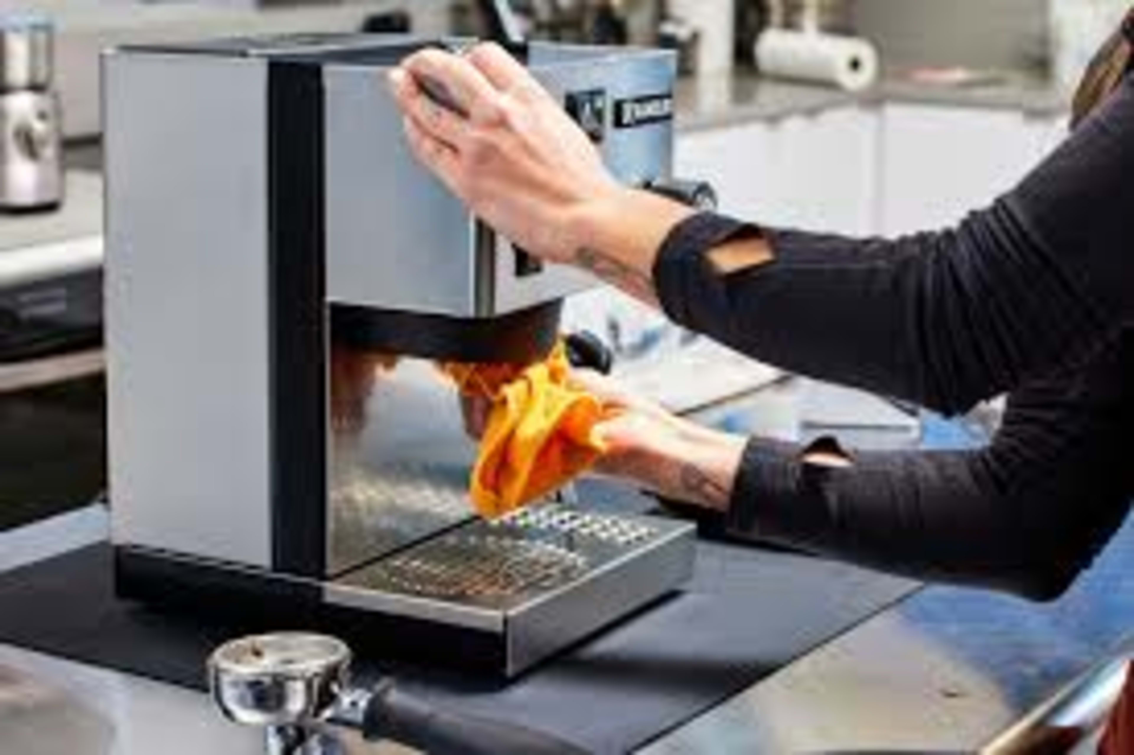 Cómo lavar correctamente la máquina de café (guía completa para máquinas de café domésticas y comerciales)