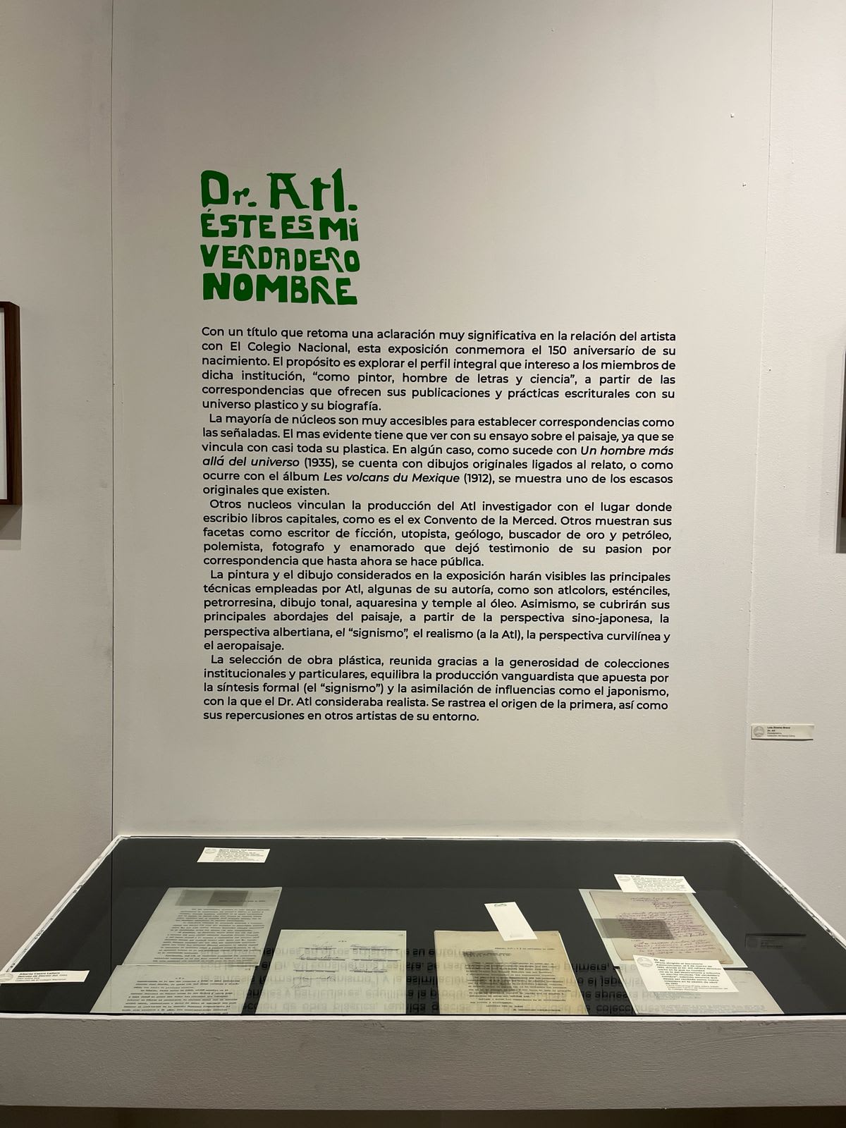 Estructura de montaje y vitrinas para la exposición Dr. Atl, Colegio Nacional