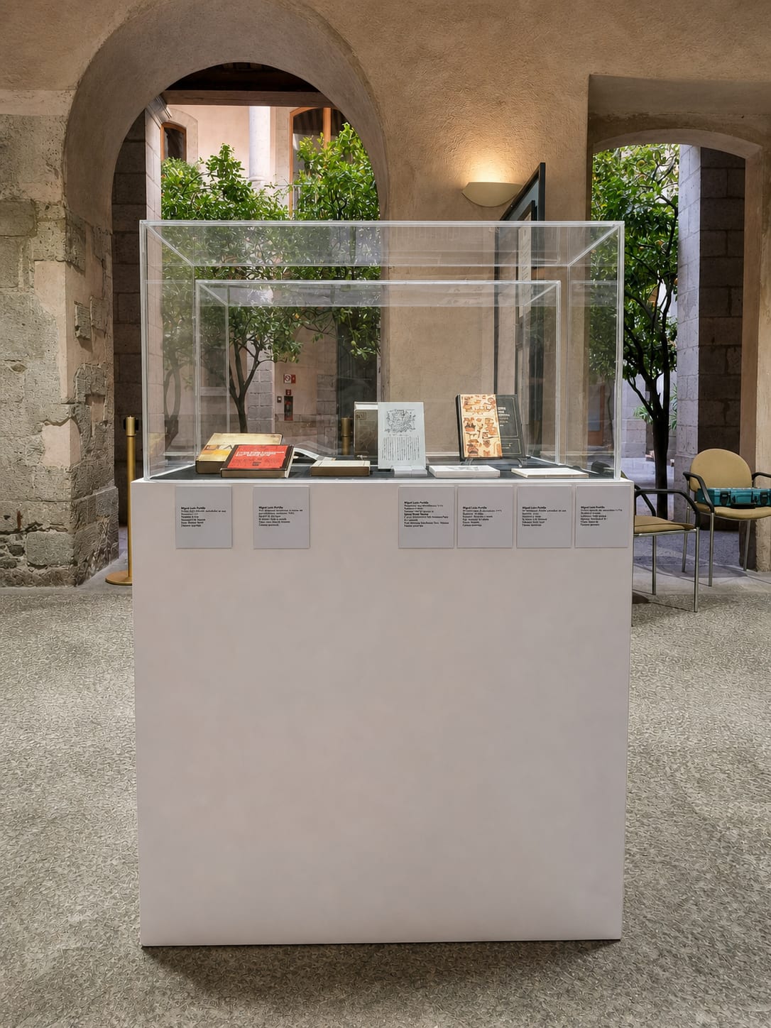 Instalación final de gráfica y cédulas en sala