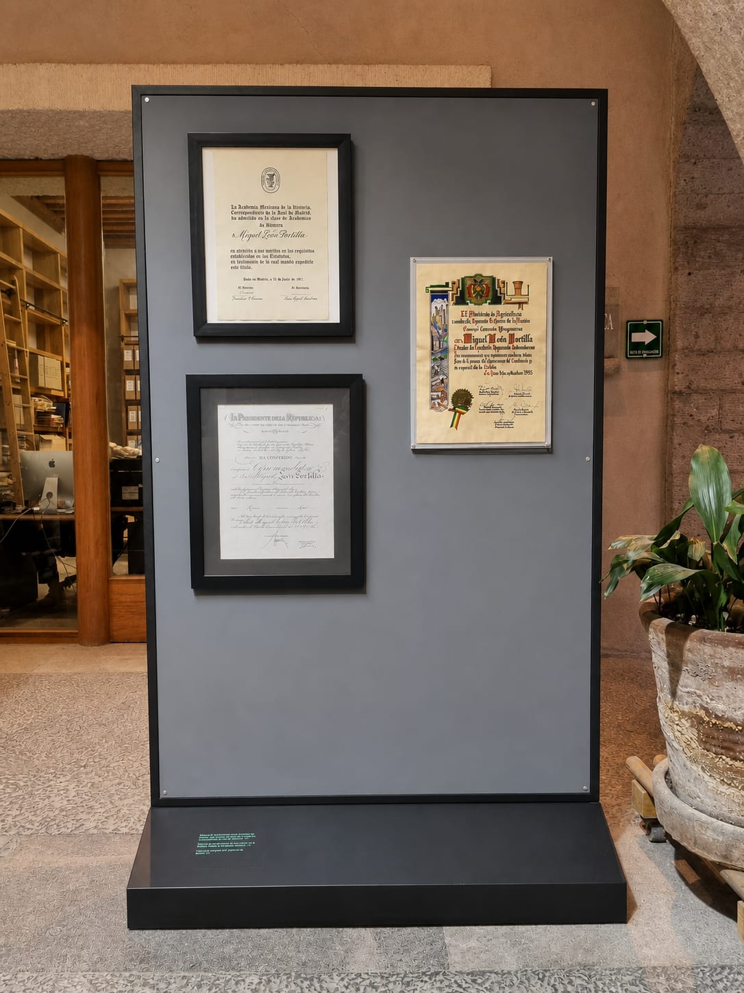 Montaje de obra y documentos en exposición cultural