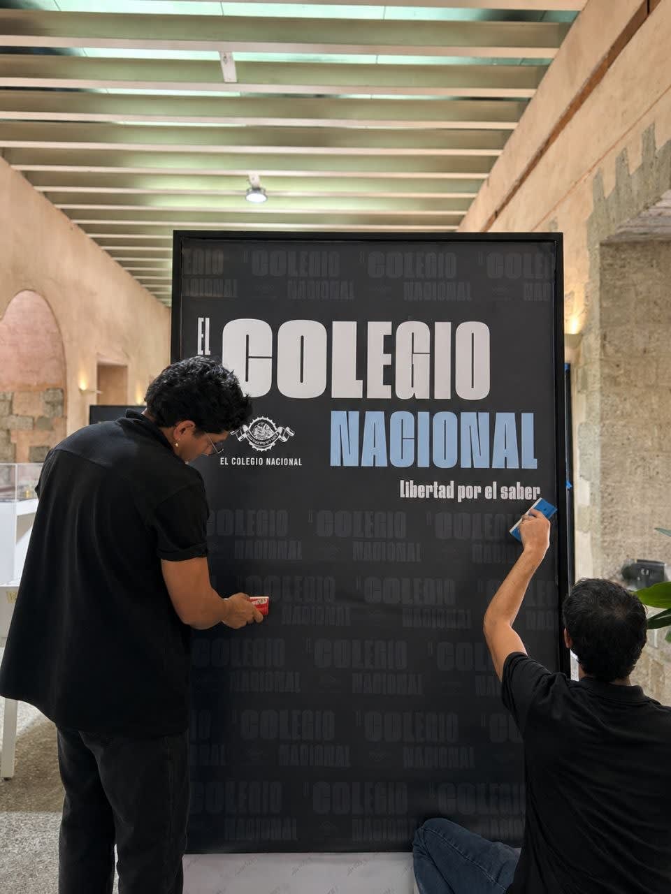 Reparación de capelos acrílicos para exhibición museográfica