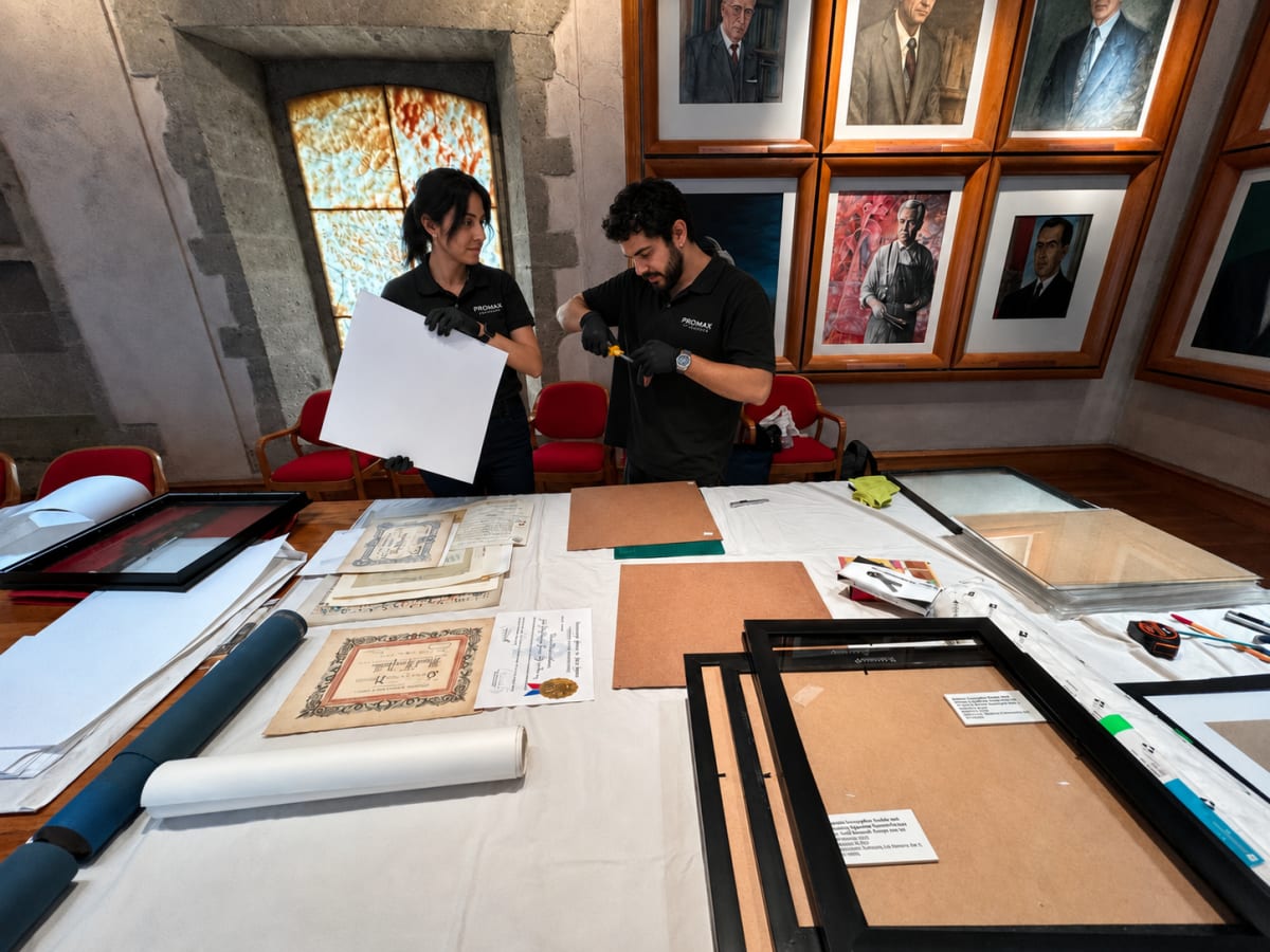 Prensado en acrílico para exhibición museográfica de documentos