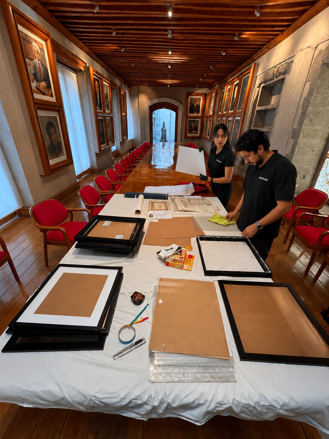 Encapsulado de obra para conservación en exposición Miguel León-Portilla
