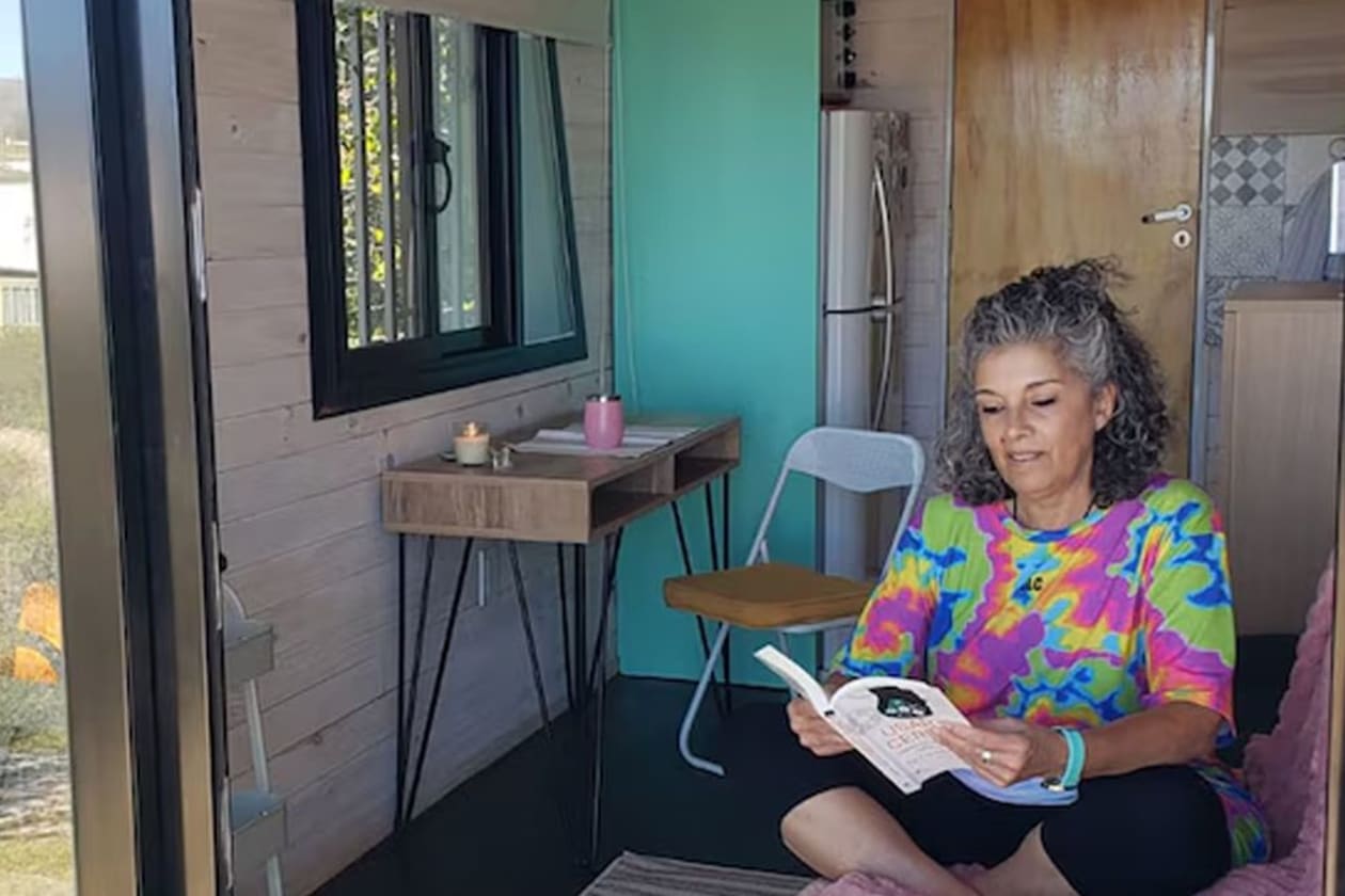 Jubilada transforma su vida con una minicasa en las Sierras de Córdoba