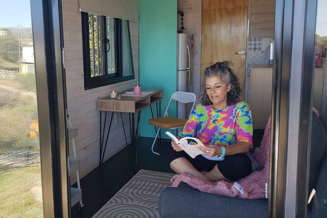 El refugio energético de Silvia: una minicasa en las sierras cordobesas