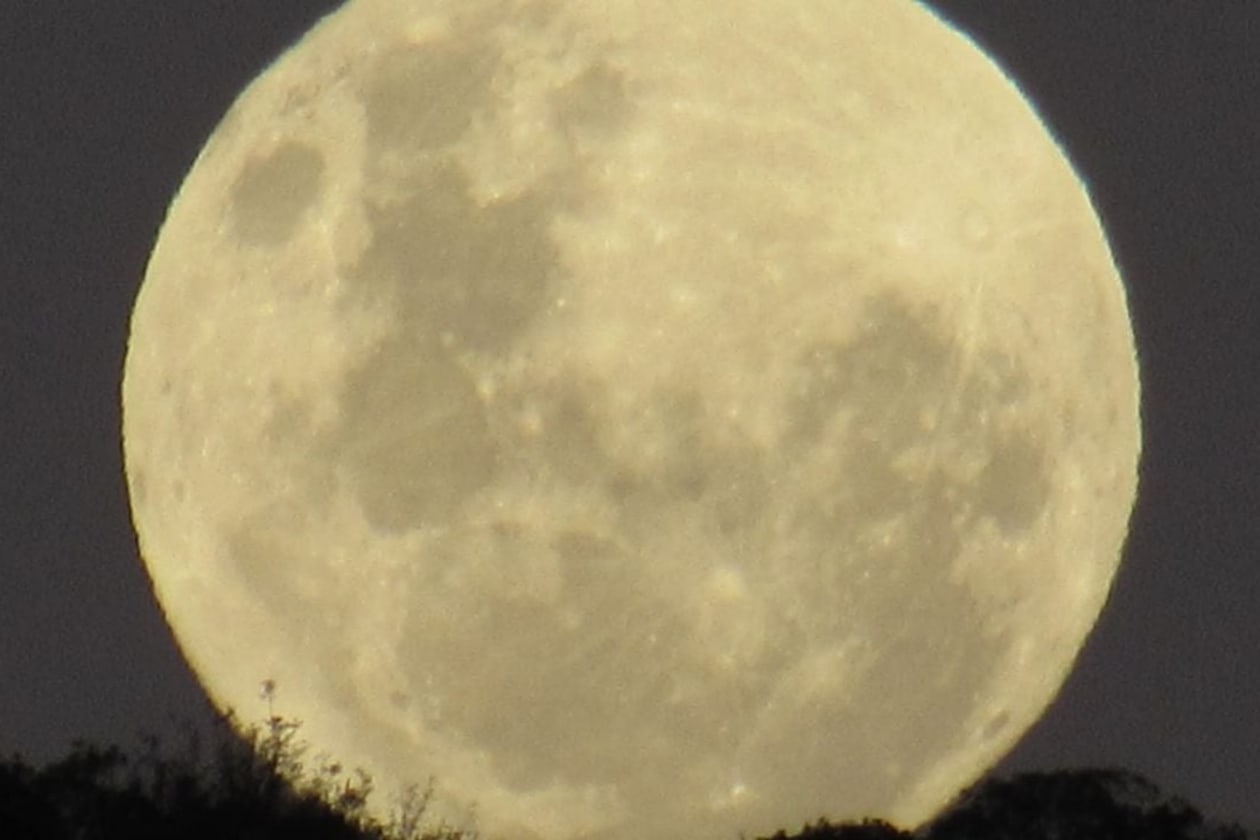 La Luna llena ilumina el cielo de Carlos Paz con una postal inolvidable