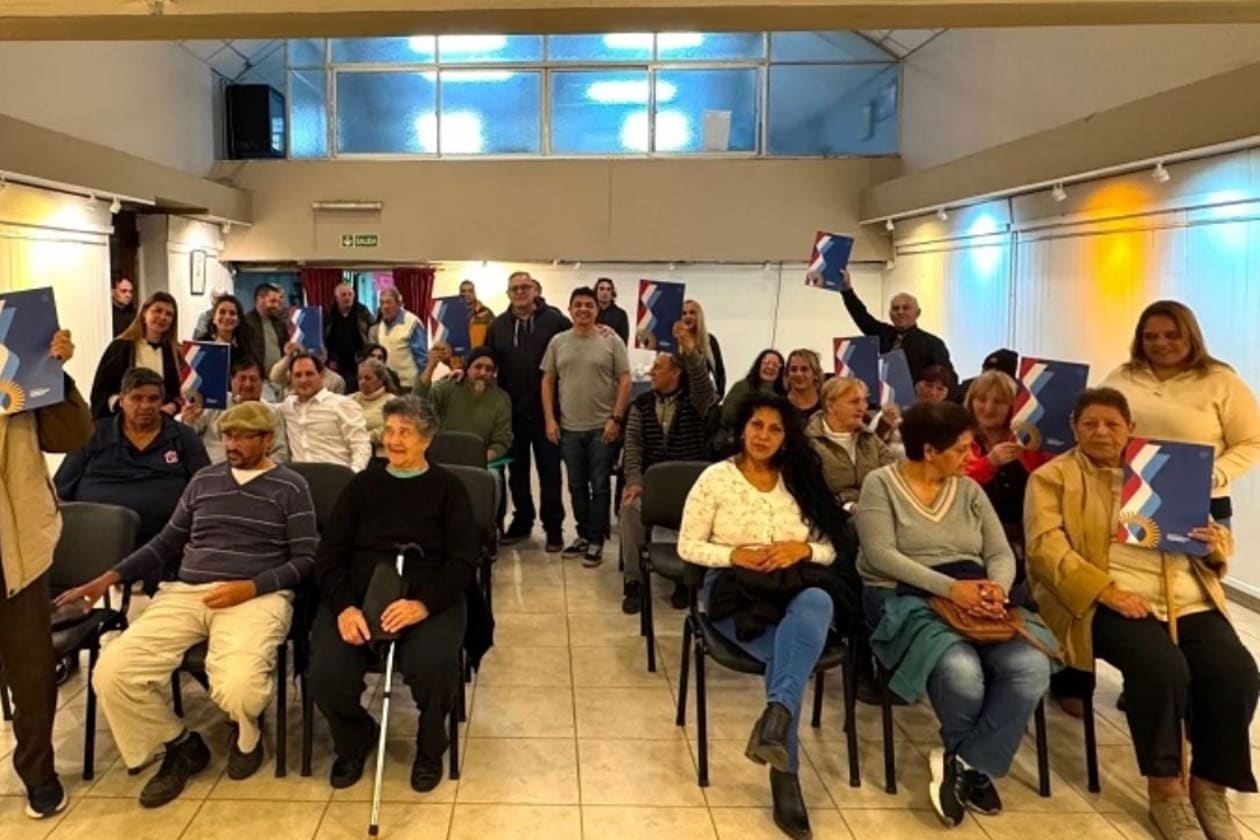Entrega de escrituras a familias de Capilla del Monte