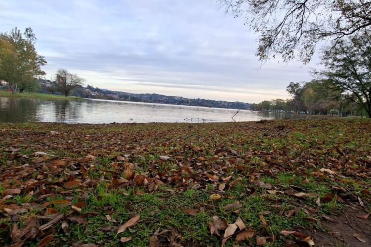 Carlos Paz despide el otoño con un día gris y húmedo