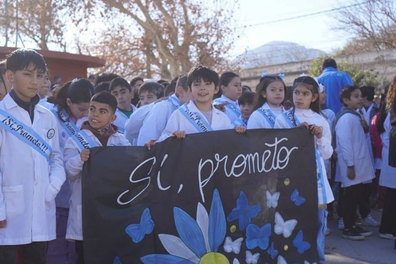 Capilla del Monte celebra el Día de la Bandera con emotivo acto