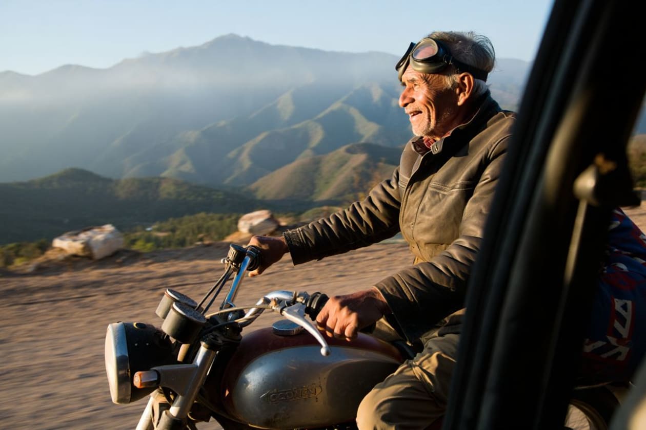A los 84 años recorre las sierras de Córdoba en su vieja moto