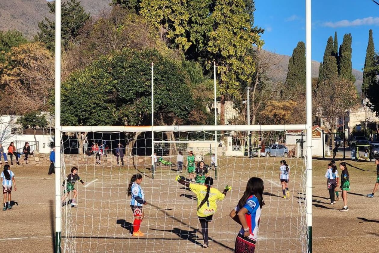 Capilla del Monte celebra su primer encuentro de fútbol femenino en El Tala