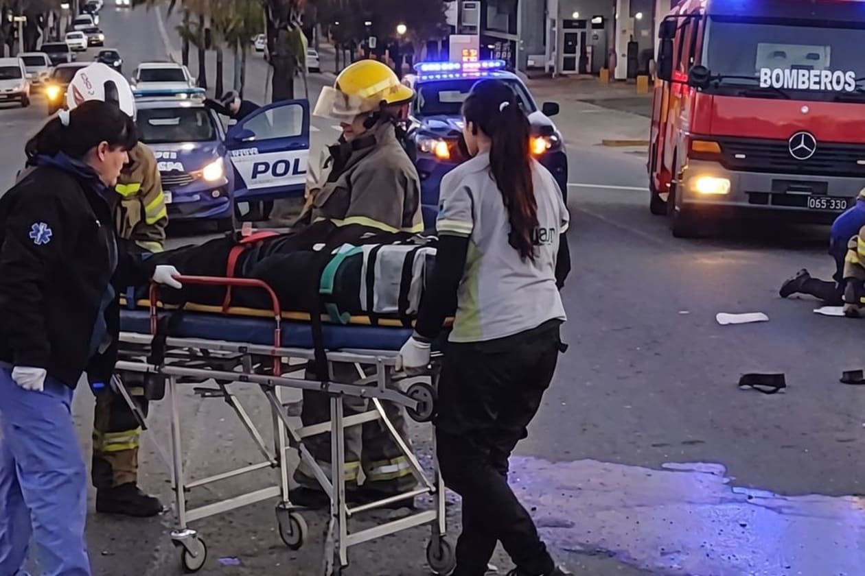 Impactante accidente en La Falda: motocicleta ignora semáforo y choca con auto