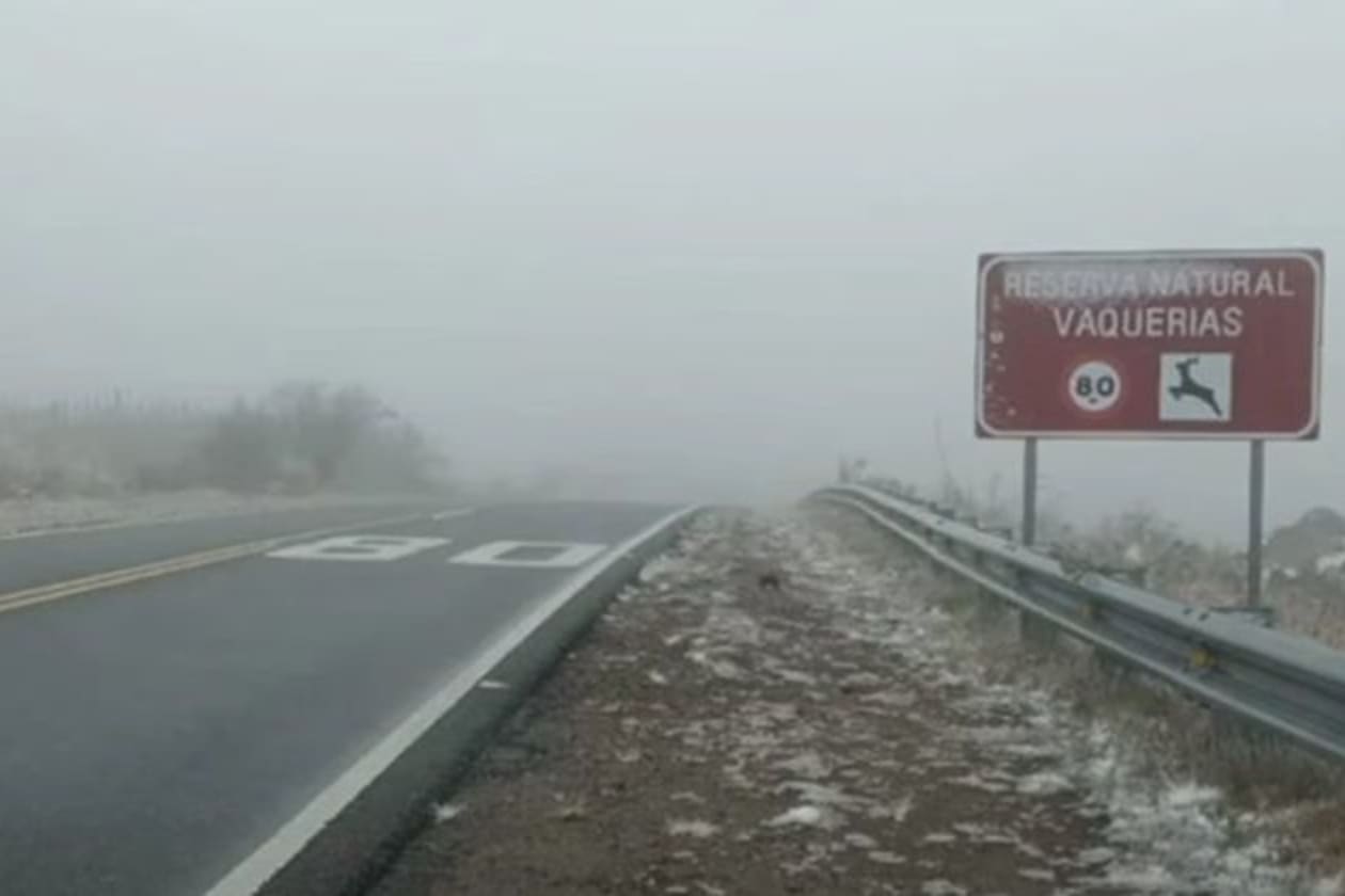 Camino al Cuadrado cerrado por hielo en el asfalto