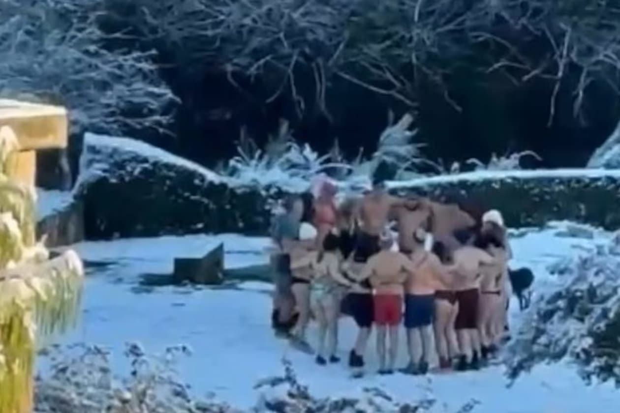 Desafían el frío en bikini y bermuda en La Cumbrecita