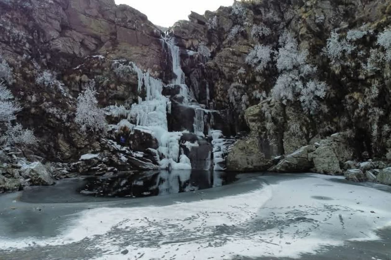 El Salto del Tigre se congela: la ola polar transforma el paisaje en Córdoba