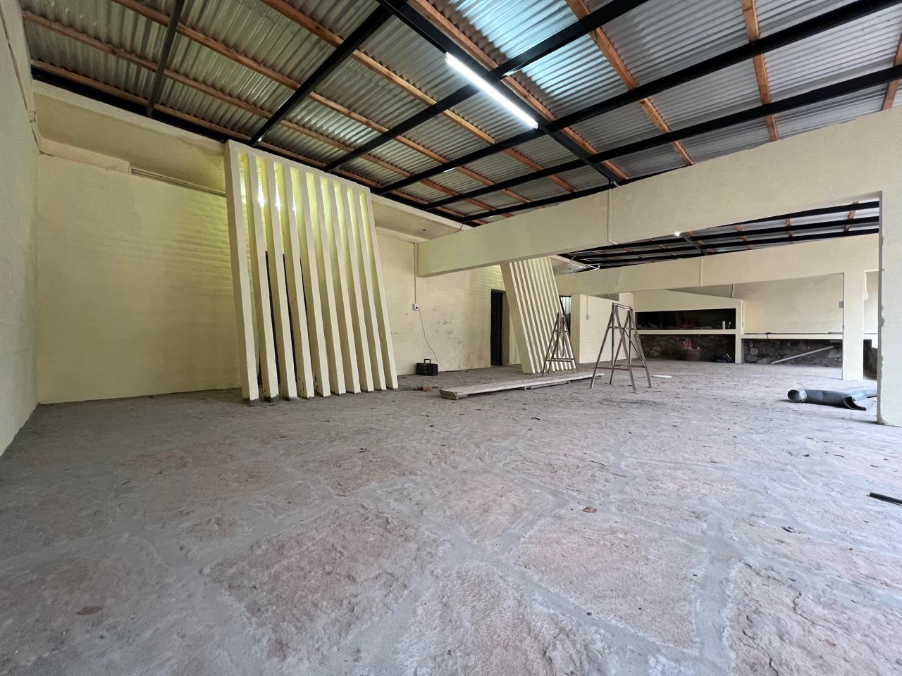 Interior del nuevo quincho del Eco Camping Calabalumba durante las obras finales de la primera etapa