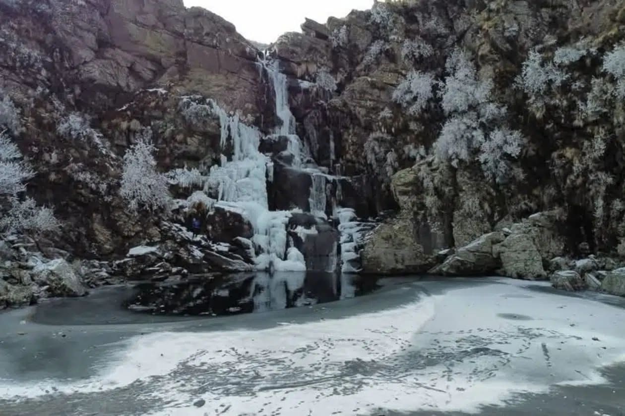 El Salto del Tigre congelado asombra en las sierras de Córdoba