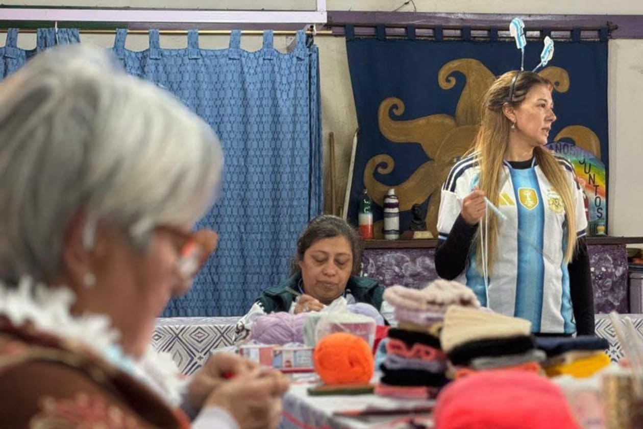 Vecinas de Capilla del Monte tejen abrigo para los niños en invierno