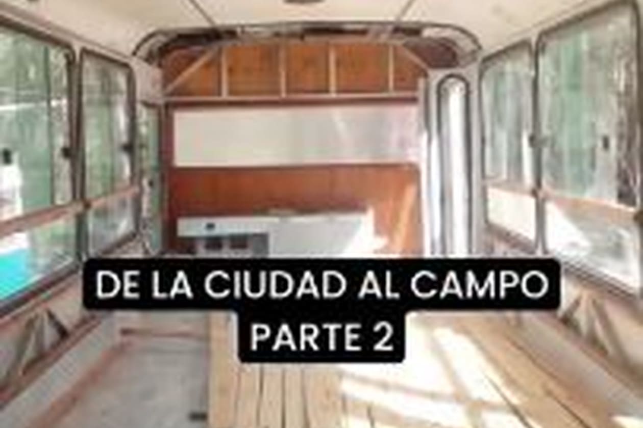 Transforman un colectivo en un hogar en las sierras de Córdoba