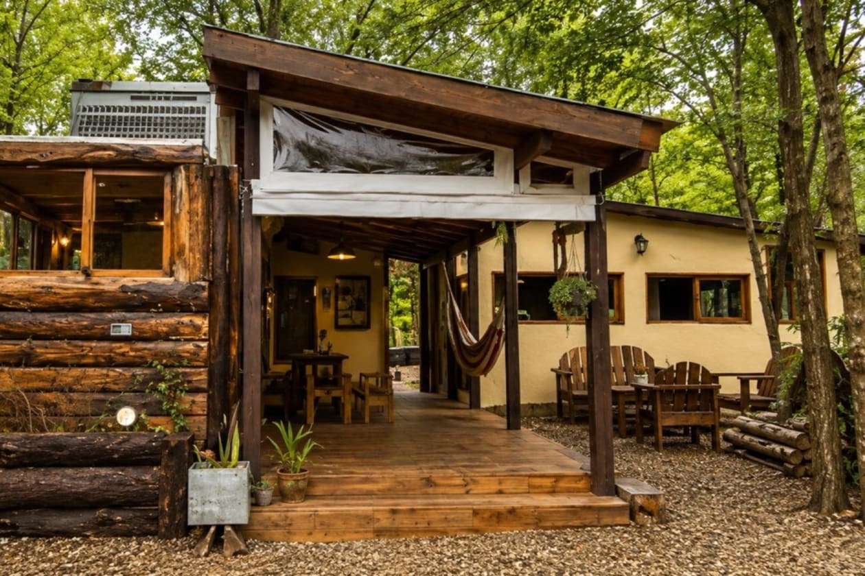 De colectivo abandonado a hogar sustentable en las sierras cordobesas