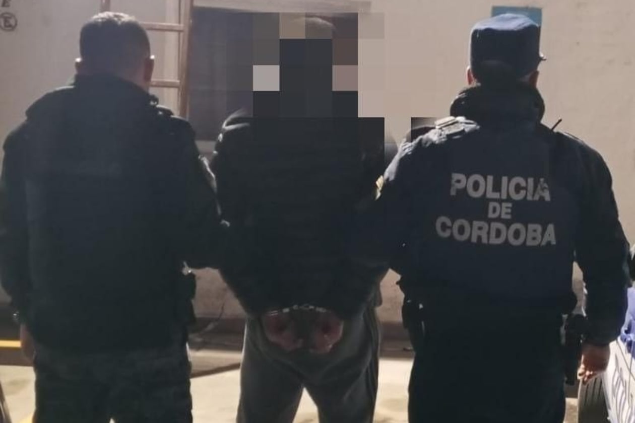 Detienen a joven buscado por robo de vehículos en La Falda