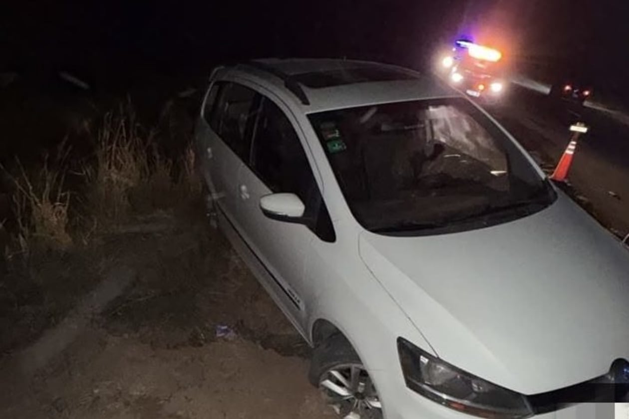 Auto despista en Ruta 38: una mujer y sus hijos resultan ilesos