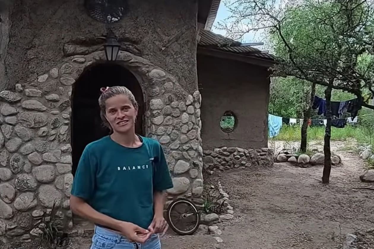 Rocío inspira con su casa de piedra y barro en las Sierras de Córdoba