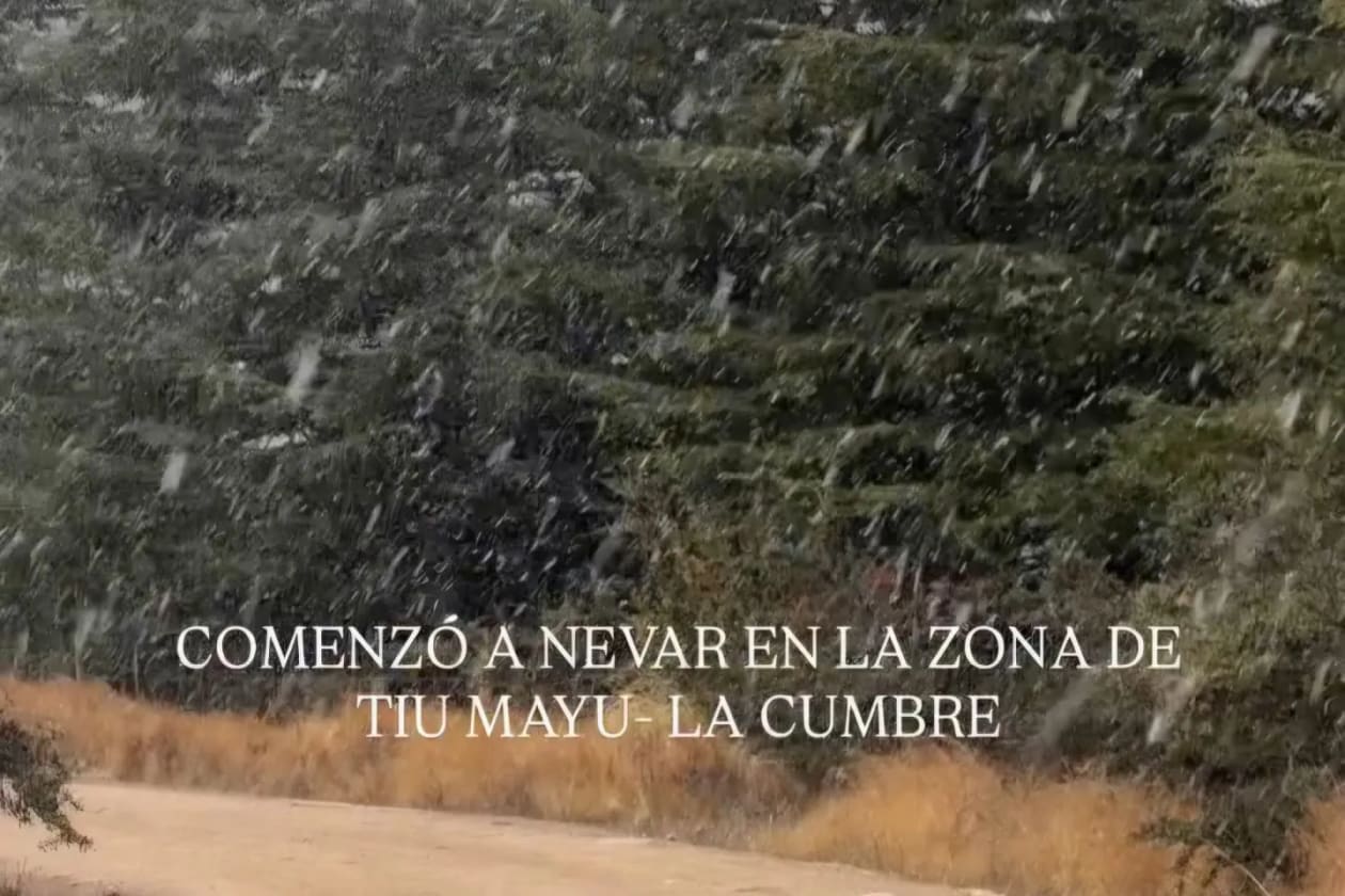 Fotos y videos: con alerta vigente, la nieve va llegando al Valle de Punilla