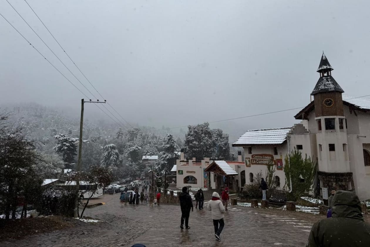 La nieve llegó a distintos puntos de Córdoba y las sierras ya ofrecen postales blancas
