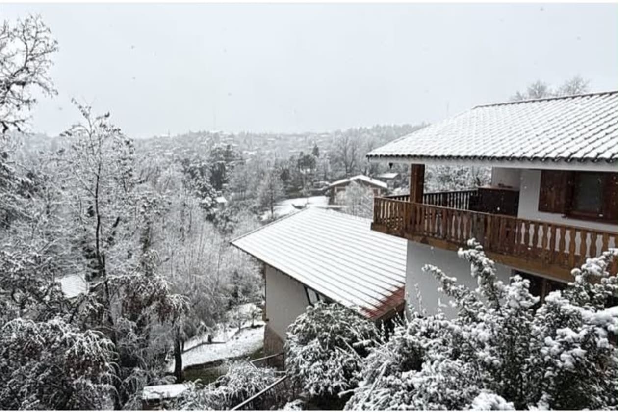 Videos: La nieve es protagonista del fin de semana en las sierras