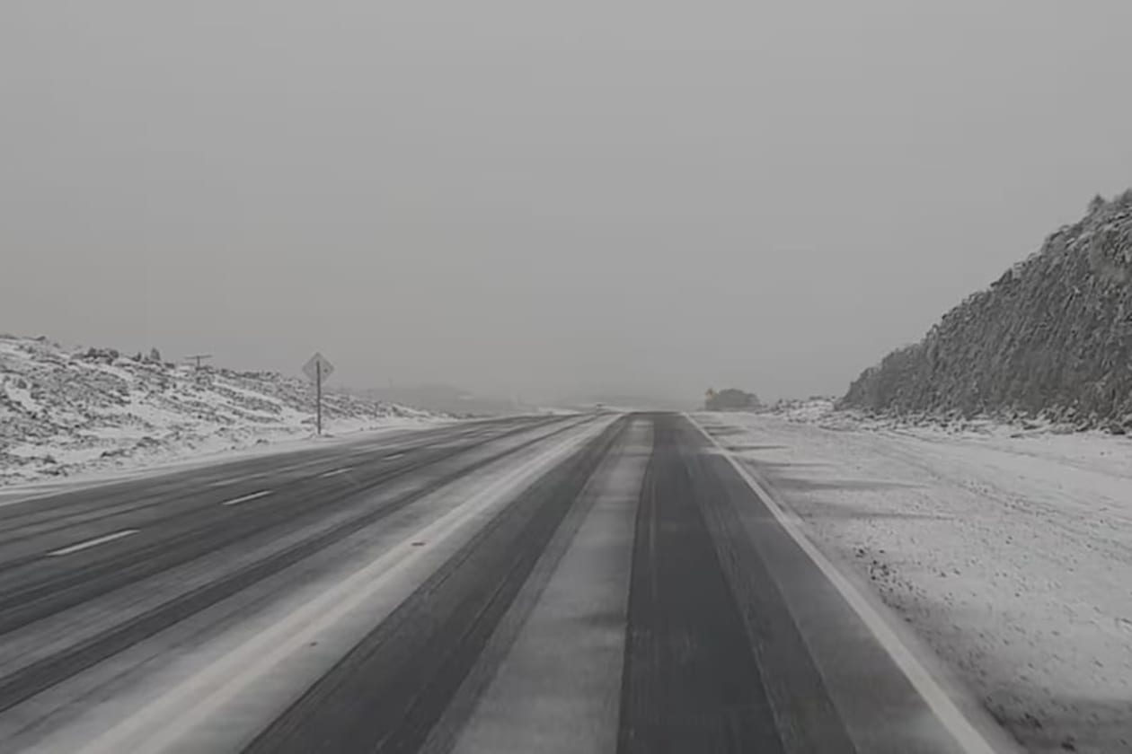Una sorpresiva nevada tiñó de blanco a Córdoba y obligó a cerrar el Camino de las Altas Cumbres
