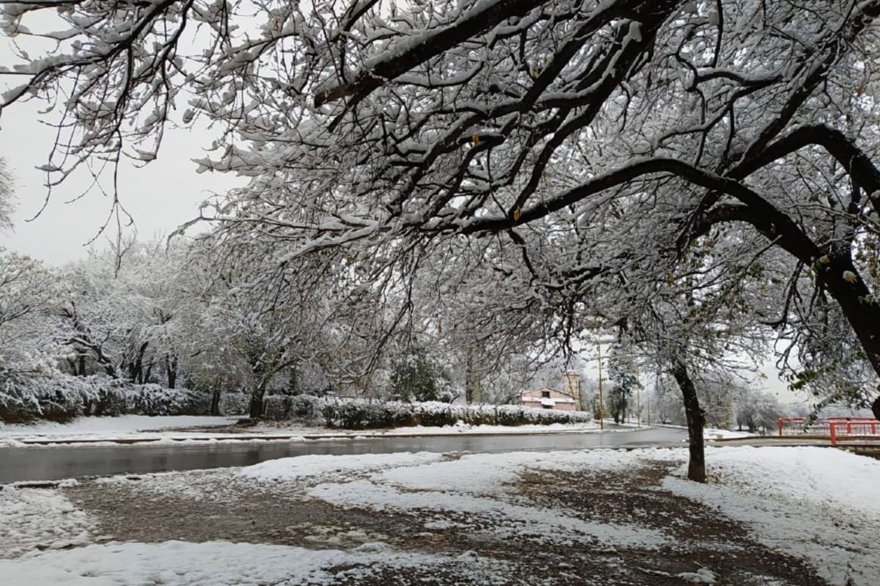 Una masa de aire frío deja postales de nieve en las sierras cordobesas y rutas intransitables