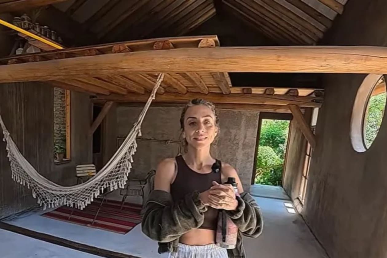 Inés de la Serna construye su refugio de piedra y barro en las sierras de Córdoba