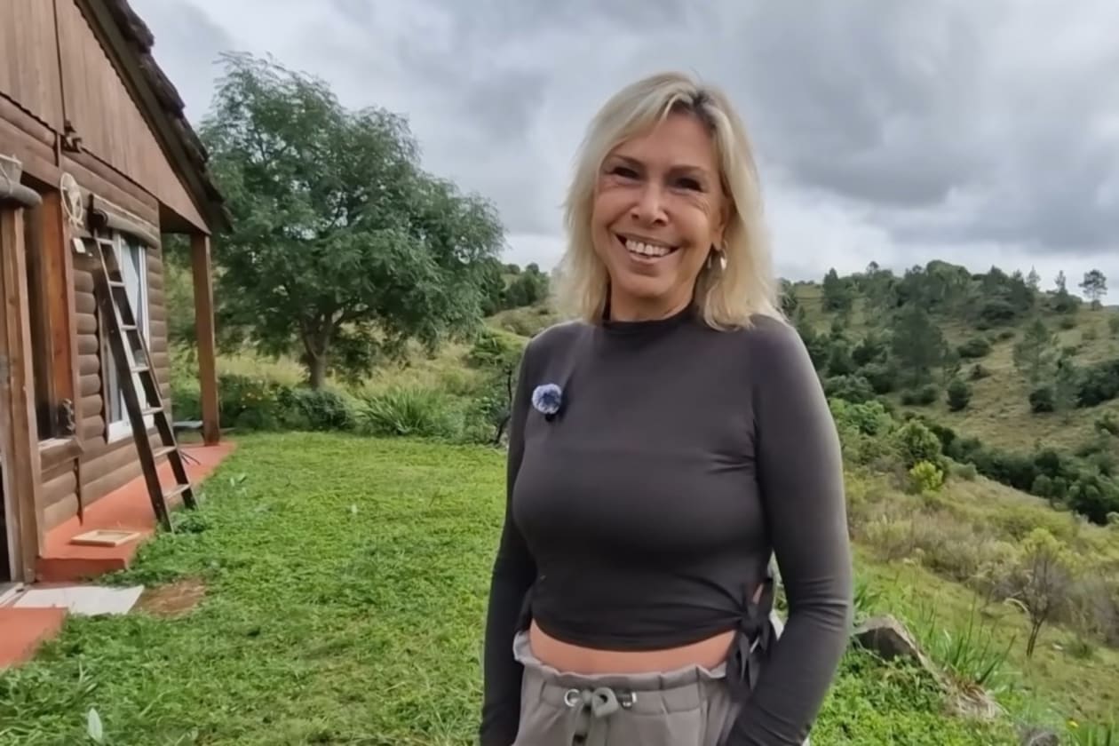 A los 62 años, Vivi construye su hogar en una ecoaldea de las sierras de Córdoba