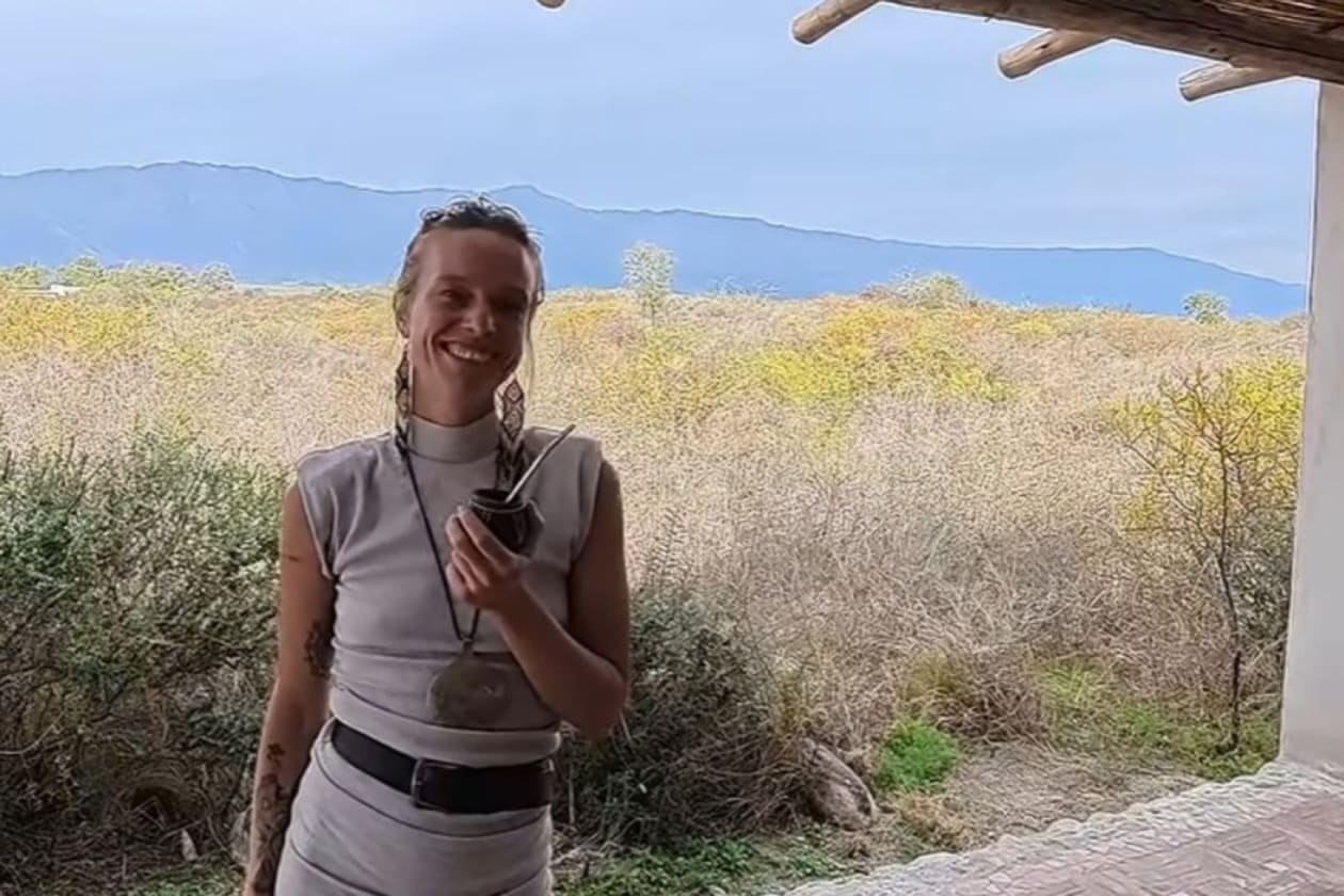 La artista francesa que encontró su hogar en las sierras de Córdoba