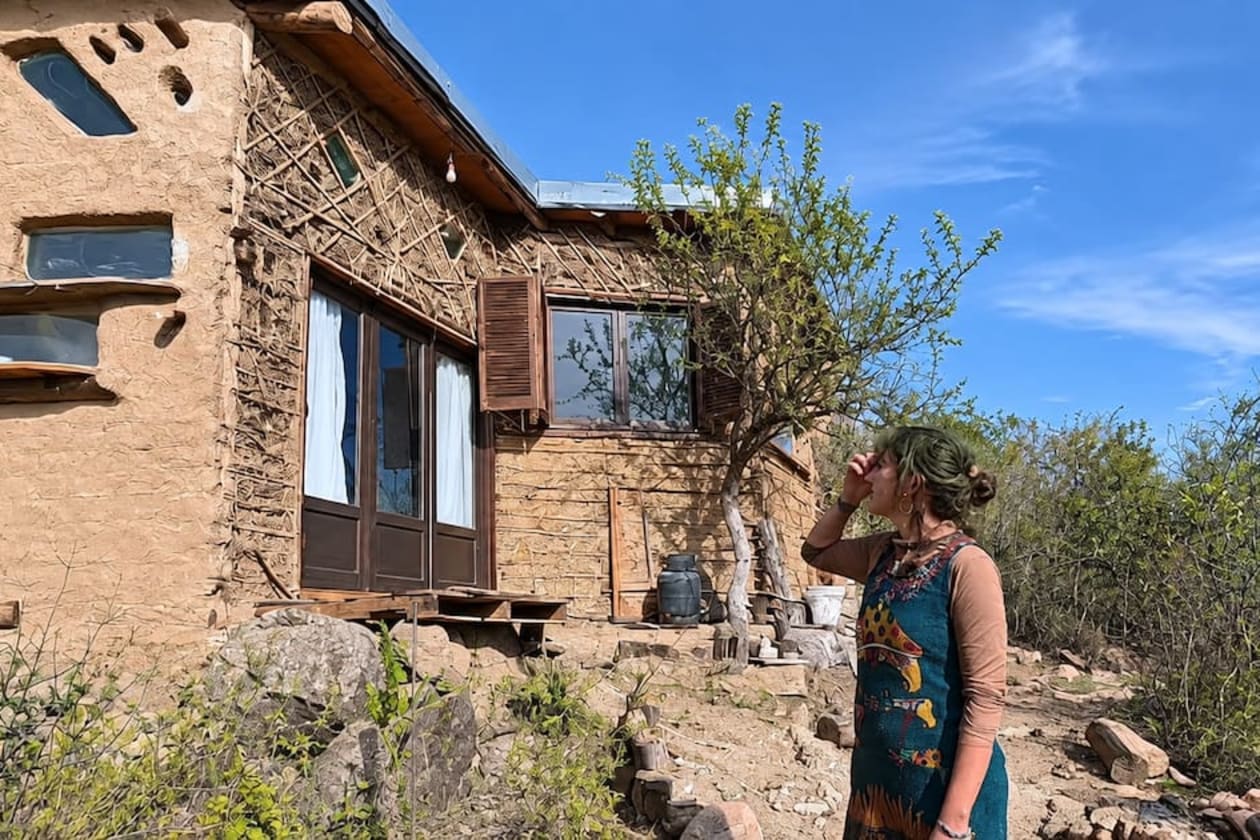 Mariana construye su hogar sustentable en las sierras de Córdoba