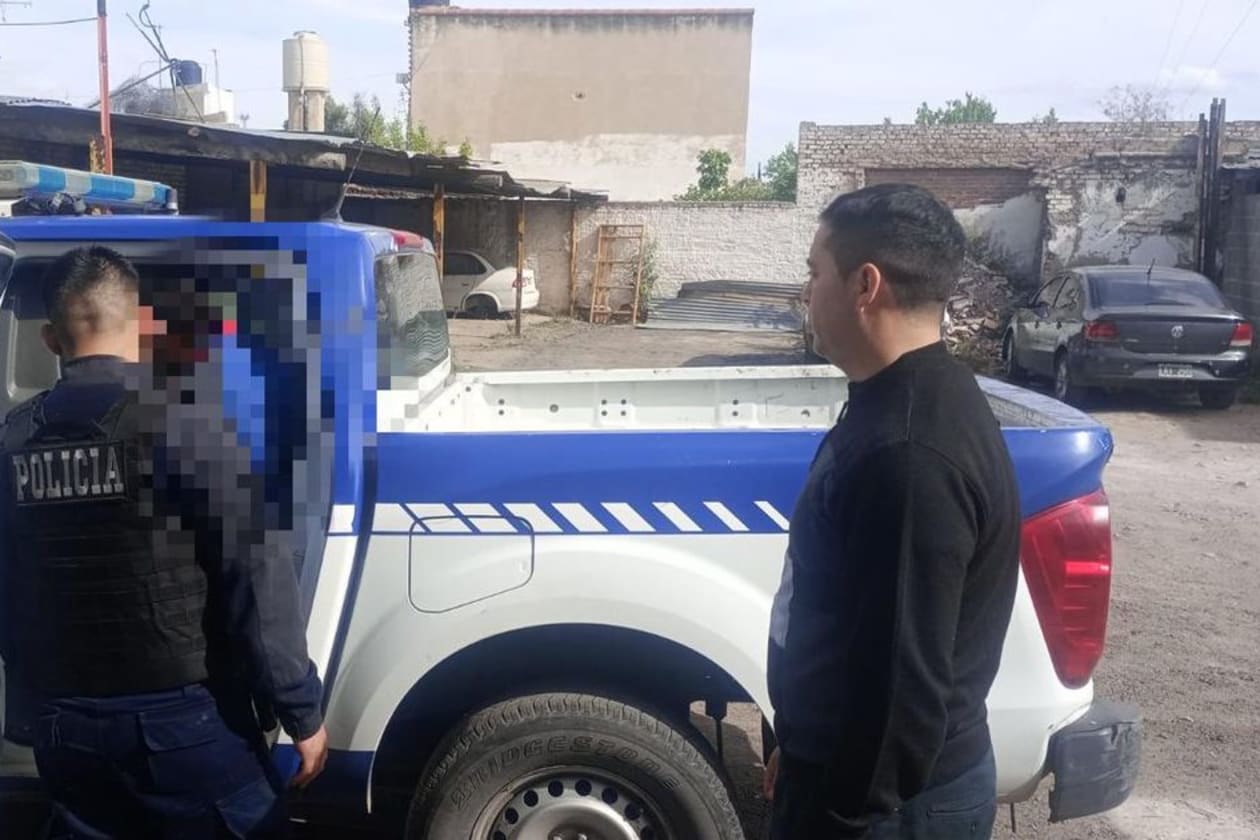 Detienen a hombre por destrozos en comercio y moto en Capilla del Monte