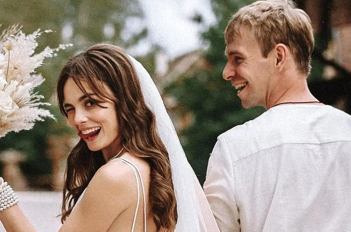 "Я мечтаю о роскошных серьгах и стихах от мужа": Ангелина Стречина поделилась своими новогодними желаниями