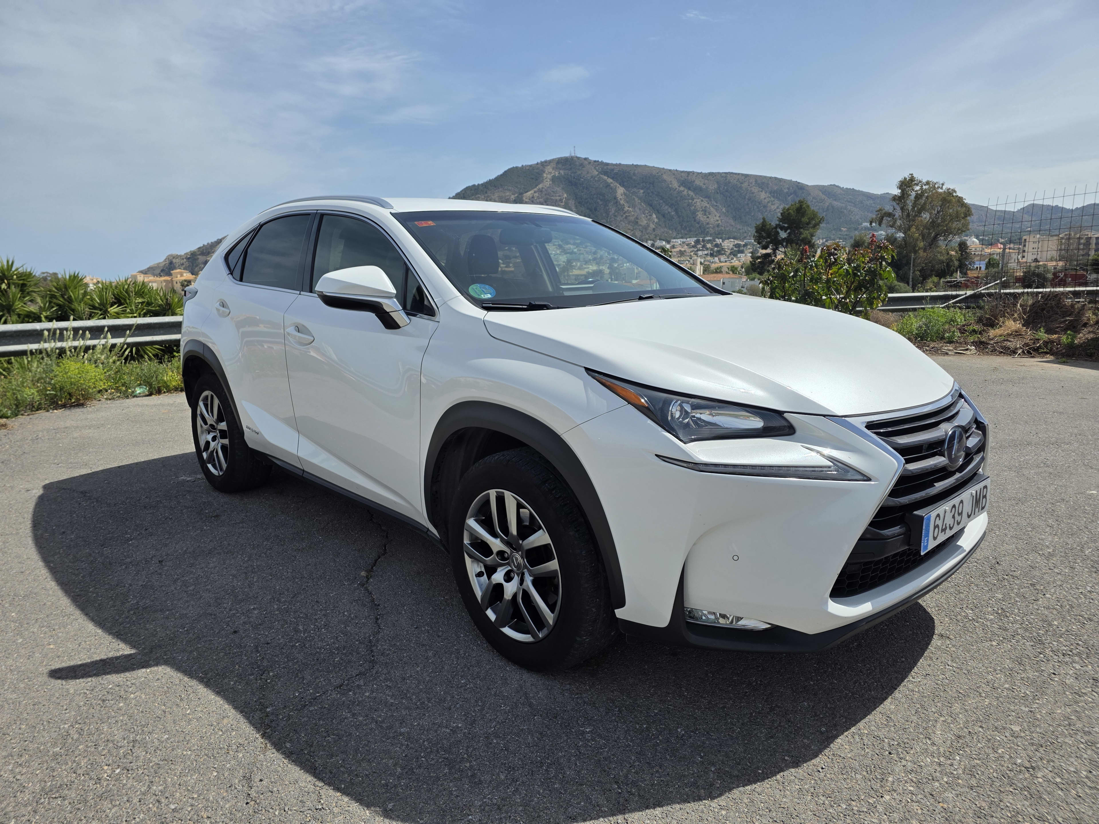 Lexus NX300h 2016 — thumbnail 1