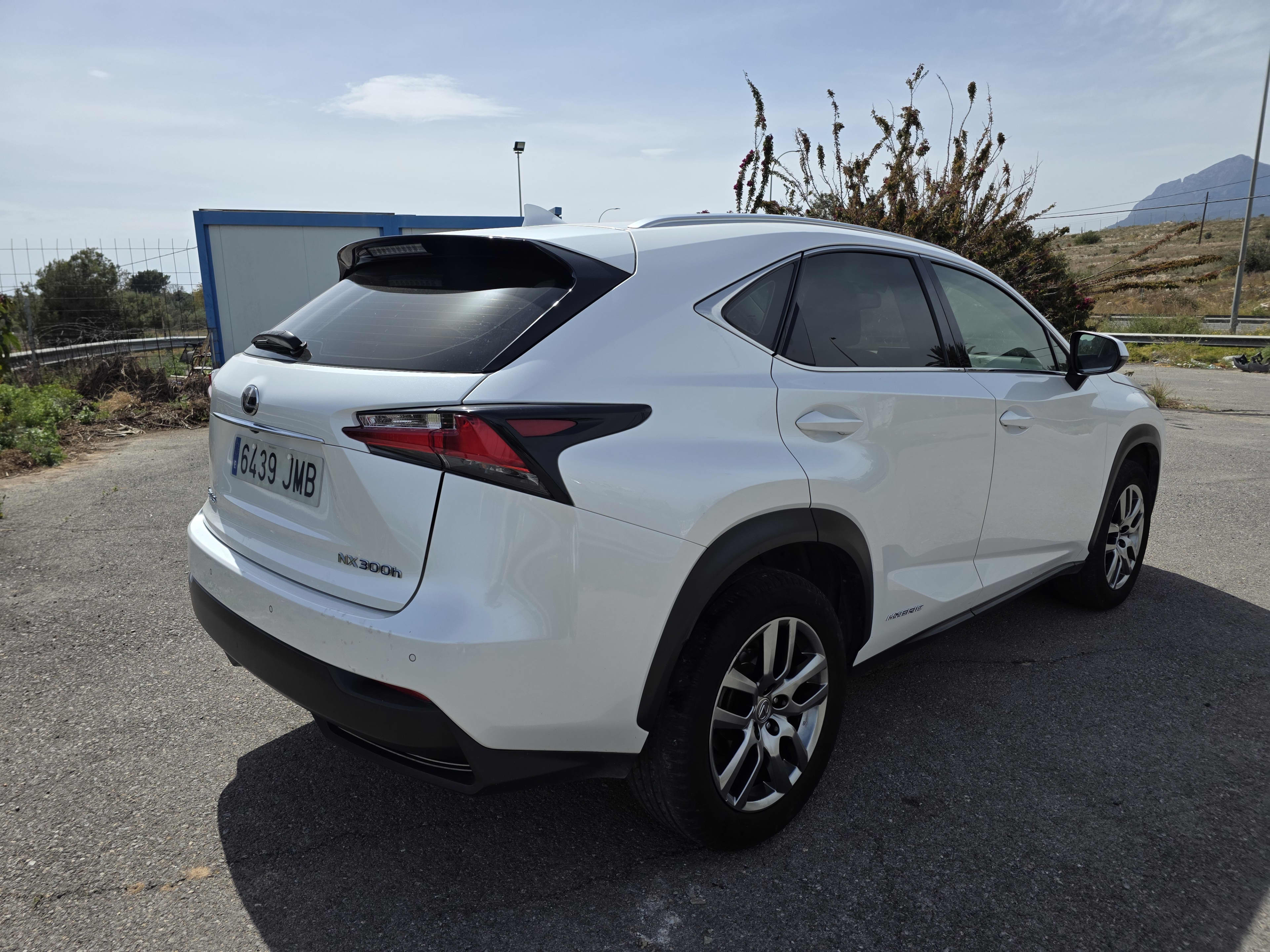 Lexus NX300h 2016 — thumbnail 3
