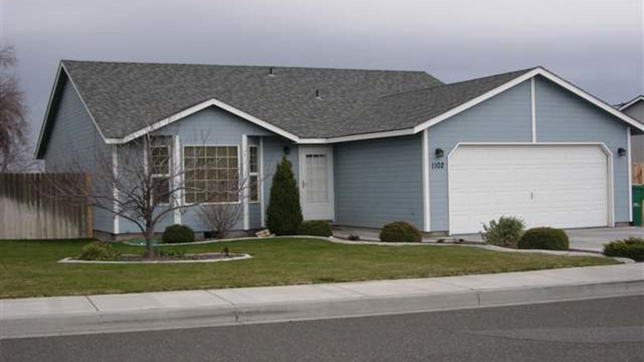 1102  W 37th place, Kennewick WA 99337