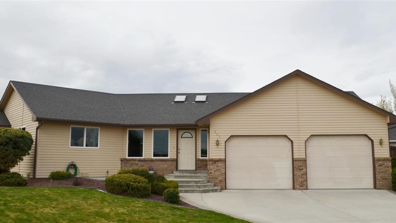 305 Canyon Lakes Drive, Kennewick WA 99337