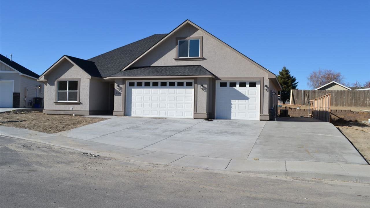 2440 W 42nd, Kennewick WA 99337