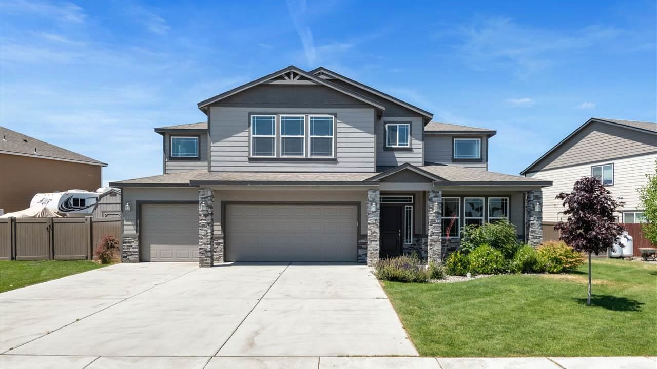 724 Pinnacle Dr, West Richland WA 99353