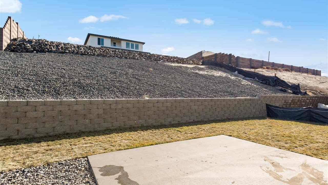 510 Bedrock Loop, West Richland WA 99353