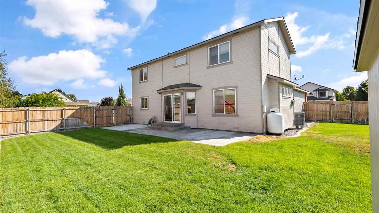 2101 S Highland Blvd, West Richland WA 99353