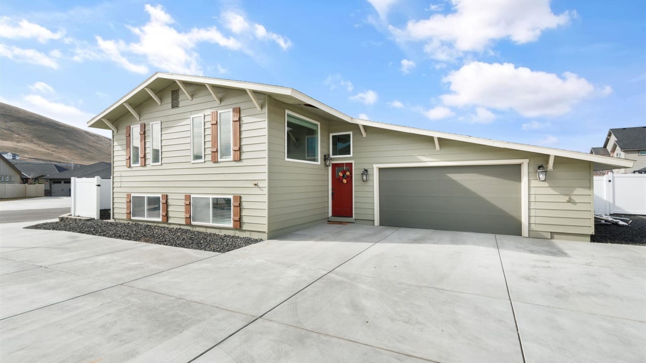 3940 Curtis Dr, West Richland WA 99353